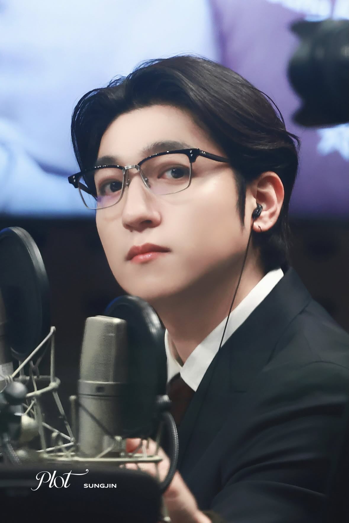 쓰리피스 수트 차림의 성진